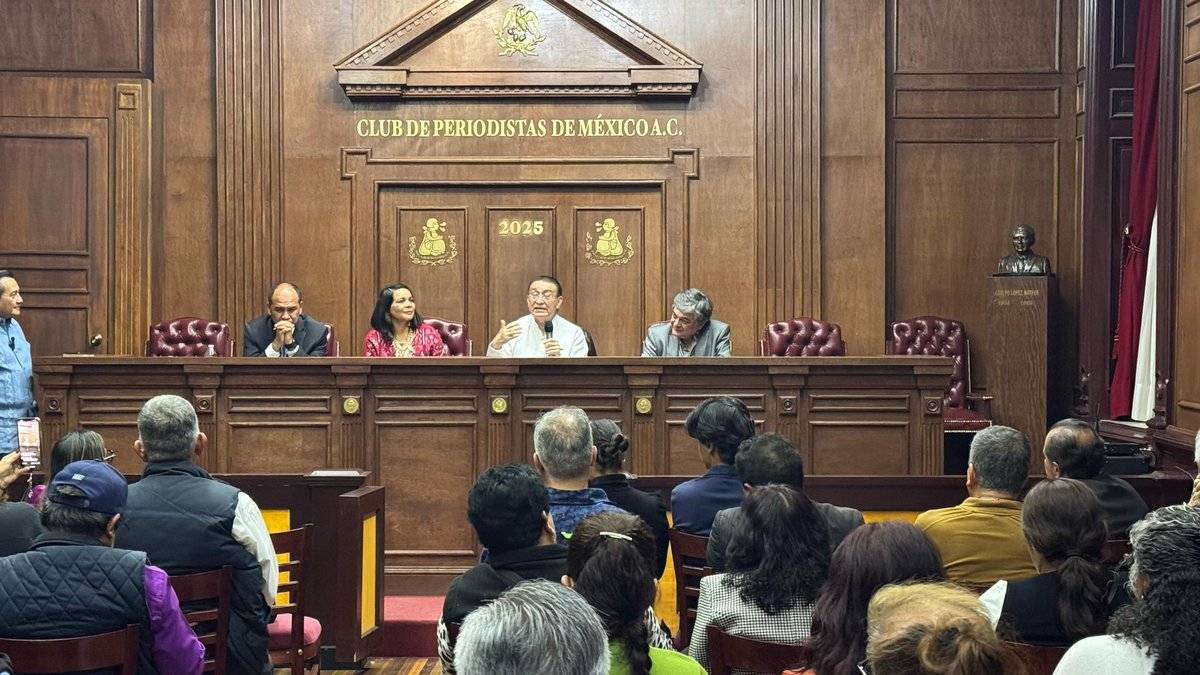Acompañé a <a href="/VillanuevaMukul/">Eric VillanuevaMukul</a> en la presentación de su libro 'Mayas en los Estados Unidos', que narra la historia de la migración yucateca al país del norte y su impacto en la economía y la sociedad. Su obra ofrece un análisis detallado y testimonios directos que nos muestran los