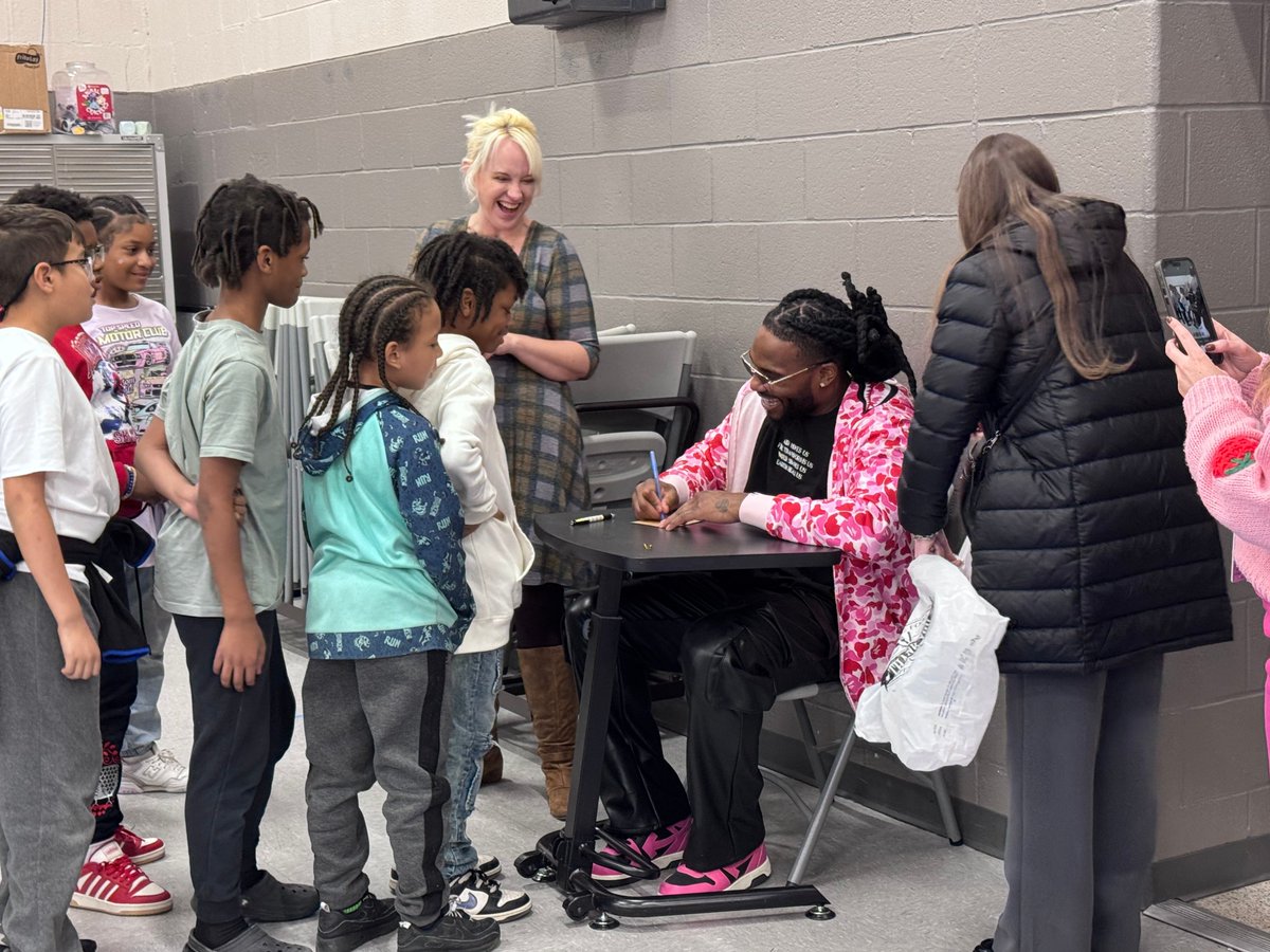 FWCommSchools's tweet photo. With the help of former NFL star Jaylon Smith, #BlessingsinaBackpack delivered Love Bombs to students at #Fairfield Elementary. Each bag was filled with encouraging messages reminding students to believe in their dreams and know they are loved. (1/2) @Blessings260 https://t.co/pLQixBUH2A