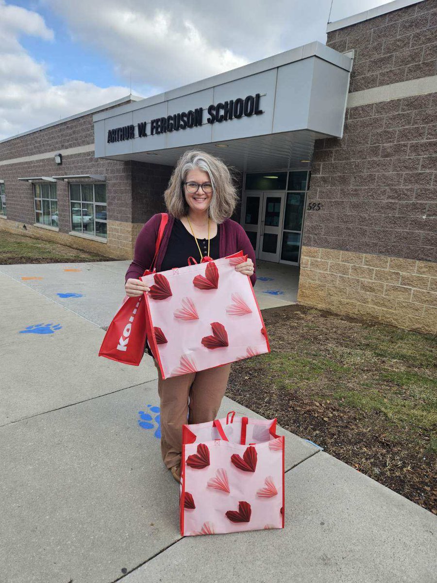 💌 Messiah Church of York dropped off Valentine’s bags for Ferguson Pre-K-8 first graders, continuing the support they’ve given since kindergarten. Community partners like Messiah show students they’re valued every step of the way! ❤️ #AllinforKids