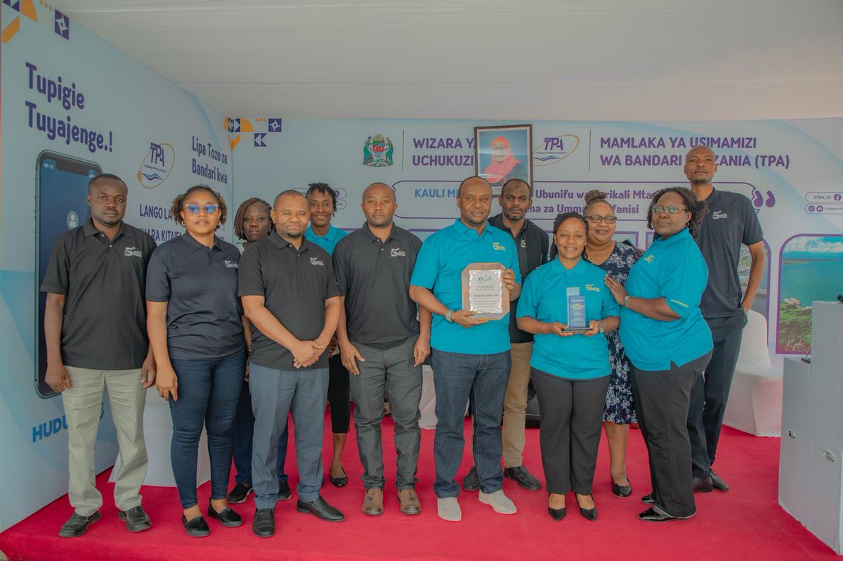 tpa_tz's tweet photo. Mamlaka ya Usimamizi wa Bandari Tanzania (TPA) imeibuka Mshindi wa Tatu katika Kundi la Taasisi  Umma zinazozingatia na kufuata Miongozo na Kanuni za Mamlaka ya Serikali Mtandao katika uendeshaji na usimamizi wa mifumo ya TEHAMA katika shughuli zake.

TPA imepata jumla ya asilimia 91.11 katika Tathmini  ya uzingatiaji wa Kanuni na Miongozo inayotolewa na  e-GA katika uendeshaji Serikali Mtandao. 

Waziri wa Nchi Ofisi ya Rais Menejimenti ya Utumishi na Utawala Bora Mhe. George Boniface Simbachawene amefunga Kongamano la 5 la Mwaka la Serikali Mtandao, tarehe 13 Februari, 2025 jijini Arusha na kuwaelekeza Viongozi na watumishi wa Umma kuzingatia na kutekeleza maazimio 6 ya Kikao hicho ipasavyo. 

Mhe. Simbachawene amehimiza umuhimu wa kutekeleza maazimio hayo ili kufanikisha azma ya Serikali ya kuboresha huduma za Serikali kwa wananchi wake kwa mifumo ya kidigitali. 

Kongamano hilo lililokuwa na Kauli Mbiu “ Huduma za Serikali Mtandao na ubunifu wa Utoaji Huduma za Mifumo ya TEHAMA kwa wananchi kwa ufanisi” limejadili jitihada za e-GA katika kujenga Serikali mtandao. 

Masuala mengine yaliyojiri katika kikao hicho ni kubainisha fursa na changamoto za utekelezaji Serikali Mtandao pamoja na mbinu bora za kufanikisha na kuendesha Serikali Mtandao. 

Kongamano la 5 la Mwaka la Serikali Mtandao limehudhuriwa na washiriki zaidi ya 1,000  kutoka Seriikali Kuu, Serikali za Mitaa, Taasisi na Mamlaka za umma, Sekta Binafsi na Wataalamu kutoka nje ya Nchi