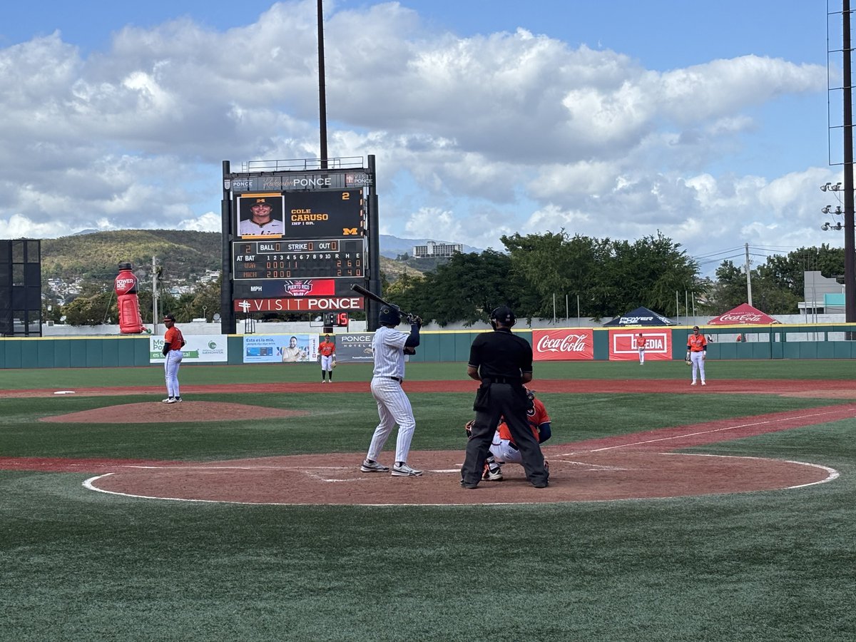 LatinoSports's tweet image. Play Ball! ☀️🇵🇷⚾️

The first-ever @prchallenge2025 is officially underway in Ponce and Caguas, Puerto Rico  

#LatinoSports #PuertoRico #PRChallenge #NCAABaseball #NCAA | 📸: @JulioPabonNY15