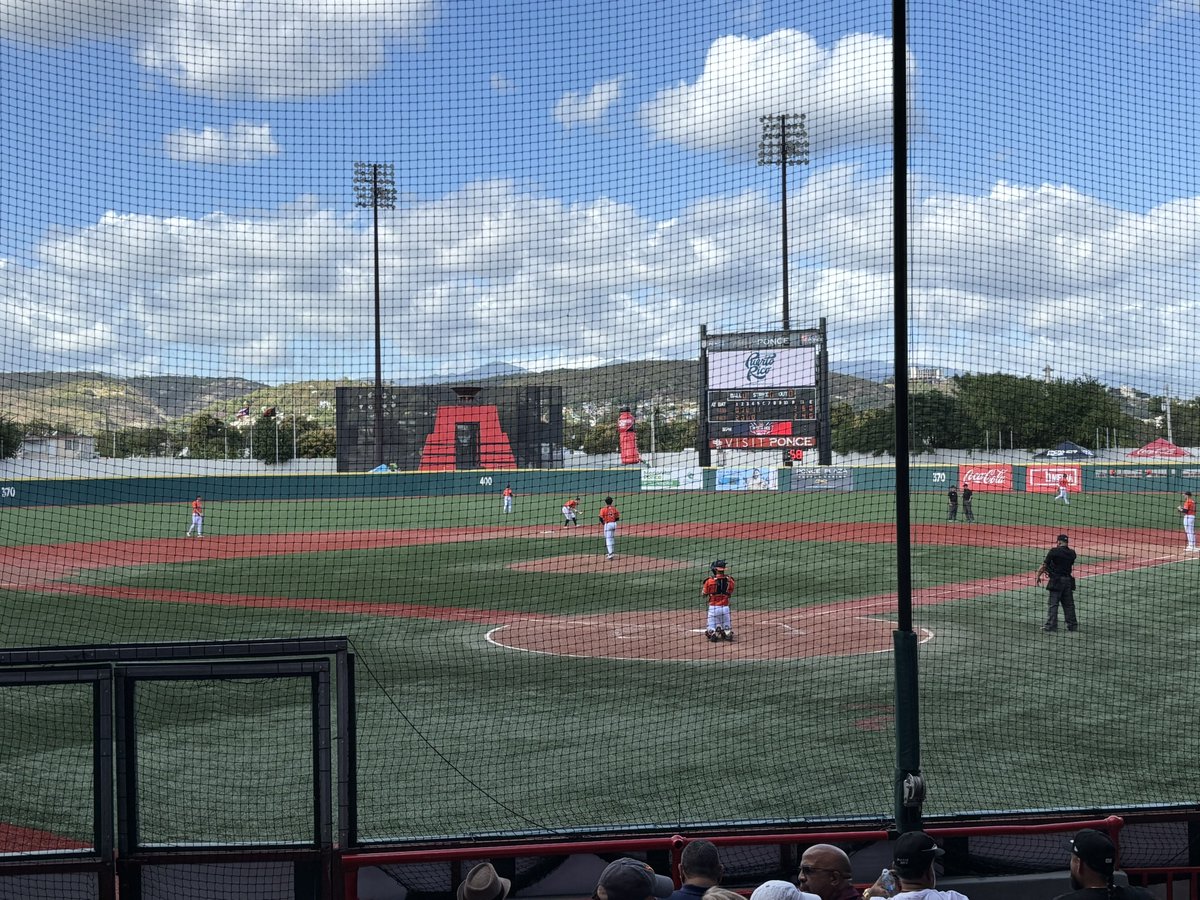 LatinoSports's tweet image. Play Ball! ☀️🇵🇷⚾️

The first-ever @prchallenge2025 is officially underway in Ponce and Caguas, Puerto Rico  

#LatinoSports #PuertoRico #PRChallenge #NCAABaseball #NCAA | 📸: @JulioPabonNY15