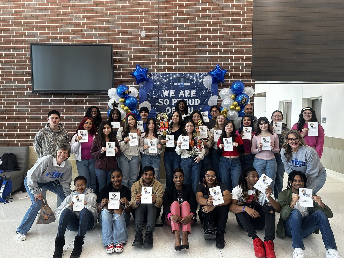 It’s a BIG DAY for the Top 10% Reveal 🧑🏽‍🎓👩🏾‍🎓at CE King HS! These smiling 😁<a href="/SheldonSTEM/">Sheldon ISD STEM/PTECH</a> PTECH kids were “in the house”!!👏👏💙 Congrats to all of the Top 10 graduates 🎓 from <a href="/KingHSPanthers/">CE King High School</a> <a href="/SheldonISD/">Sheldon ISD</a> . #GRIT #ProudDirector