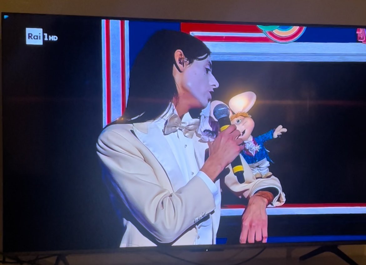 Paese che se si guarda indietro vede il 3000. 
#SANREMO2025 #sanremo25