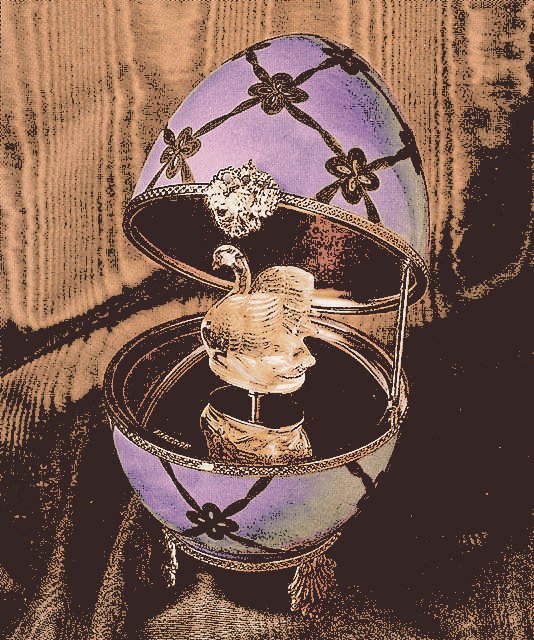 estirpe y pedigree. 

𝐘  si  aquellas  joyas  esmeralda  se  posan  bajo  sus  patas,  hallarán   una  última  sorpresa  :  un  huevo con  tonos  verdosos  como  color  principal,  como  el  que  define  a  mi  mujer.  𝐒us  rebordes  dorados no  solo  serpentean en filigranas