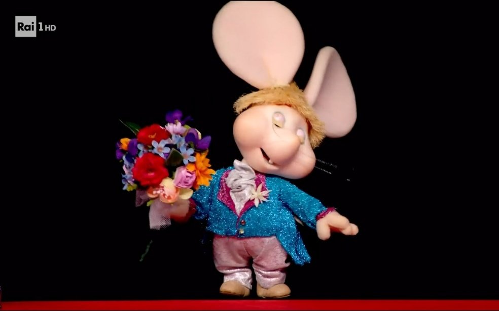 La cosa più tenera di oggi:
Topo Gigio con i mini fiori di #Sanremo2025