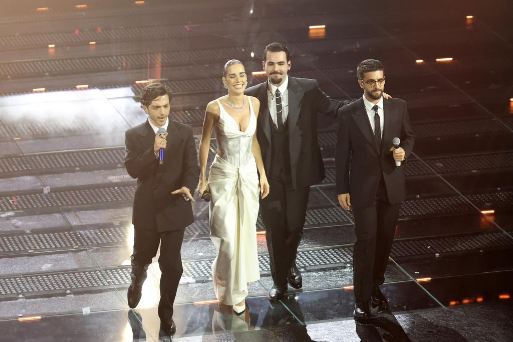 ClaraSoccini's tweet photo. SONO SENZA PAROLE , GRAZIE @ilvolo 🩵 #sanremo2025 https://t.co/jENysnaLYz