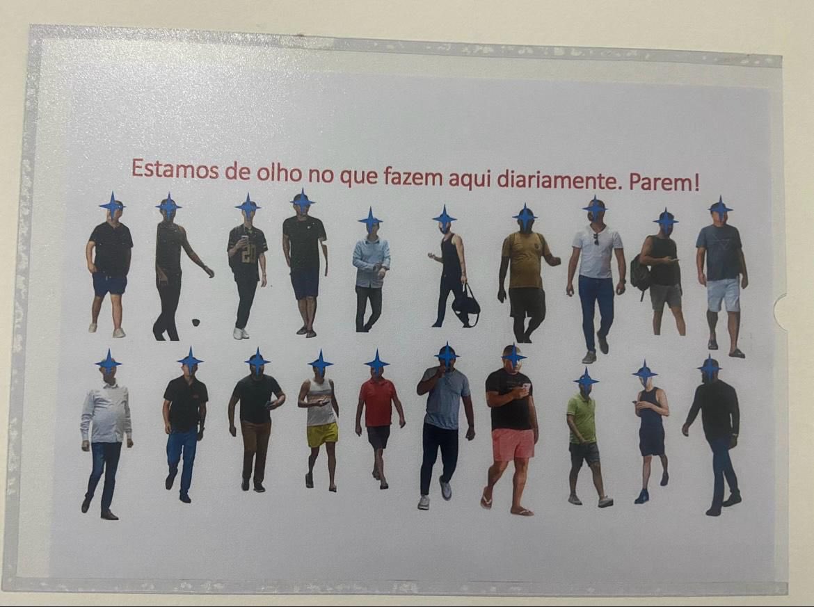 ViTimNeTTo's tweet image. CHOCADO : que uma loja em Maceió, colocou isso na porta do banheiro! Kakakaka