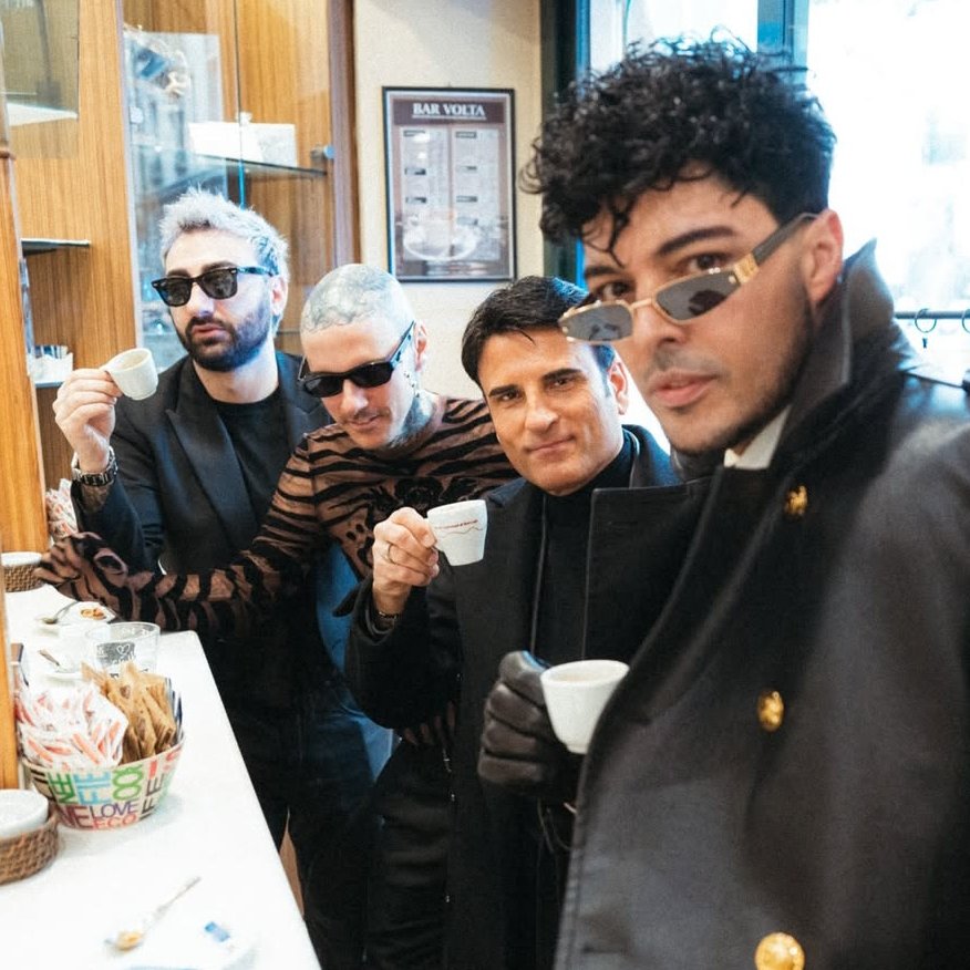 ThisCasino's tweet photo. STASH E I COLORI POTEVANO FARE LA COSA PIÙ CACIARA DELLA SERATA E L'HANNO FATTA E NOI CON LA MANO SUL CUORE A CANTARE QUESTO INNO NAZIONALE GRAZIE SAL 

#Sanremo2025 https://t.co/Rkv8jcdagL