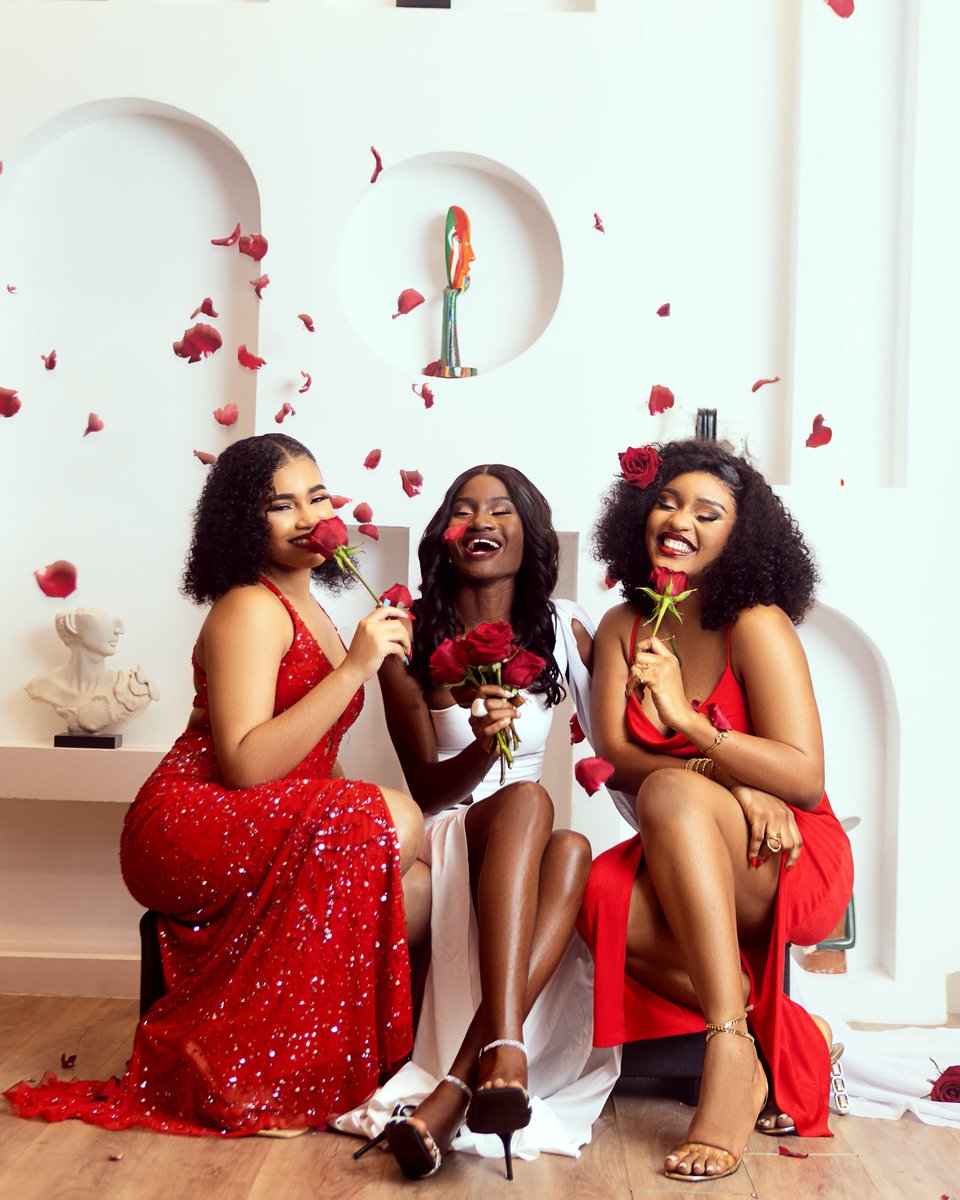 Love and Flowers
♥️ &amp; 🌹
.
Commisioned work for Lovebug Florist! 
<a href="/lovebugflorist/">LovebugFlorist</a> 

.
📸: <a href="/demoladrew/">EYE CANDY!</a> 
.
#valentine #valentineshoot #rosesarered #loveseason!