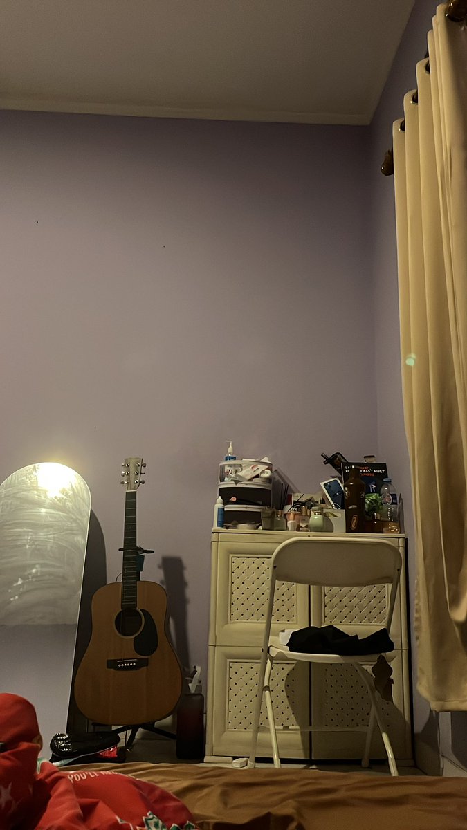 Susah bgt buat tidur kalo sendirian banget dan hening begini, emang kudu nikah ini kayanya 🗿