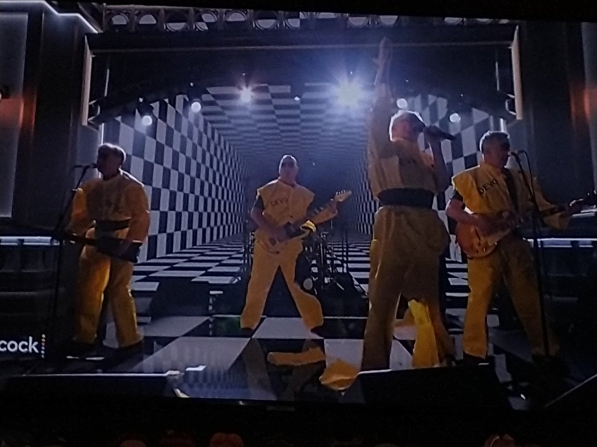 Nice of @Devo to show the kids how to do it #SNL50