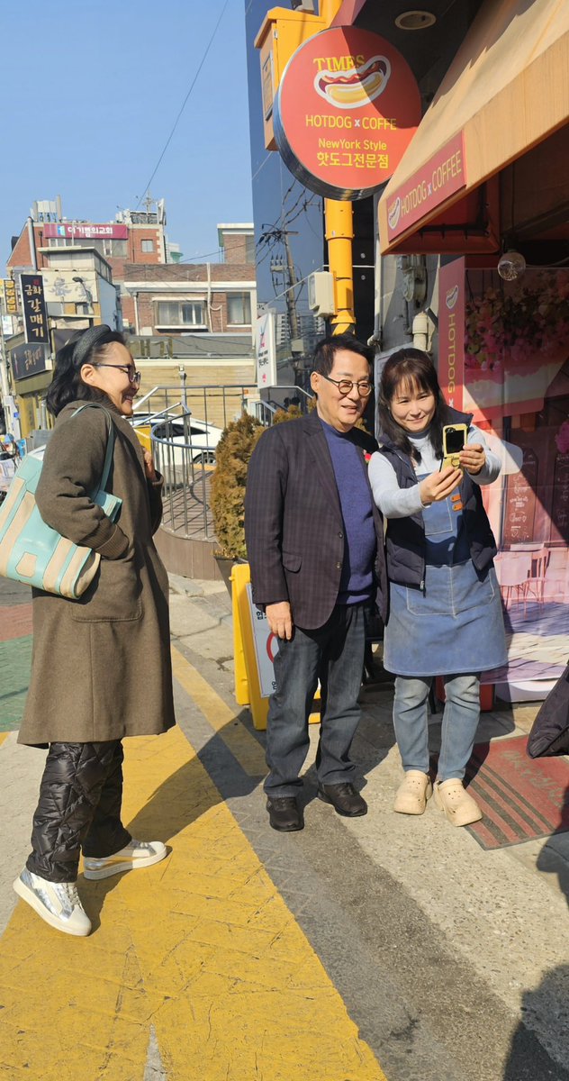 *** 2월 오후의 망중한***

마포 을밀대에서 냉면 그리고 차한잔. 
그 찻집 커피와 쌍화차가 좋았다. 

옛법사위 - 검찰과 숨바꼭질하며 
검찰의 애를 태우거나 속을 긁던 박남매시절의 
애환을 얘기 나누다 결론은 
“우리같이 잘하는 사람 없다” ㅎㅎ