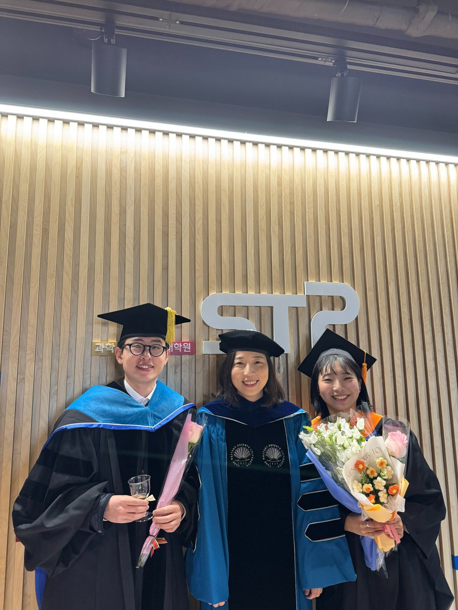 Two students from our lab have officially earned their degrees! Donghun has completed his doctoral degree in STP, and Jiwon has finished her master’s degree in data science.