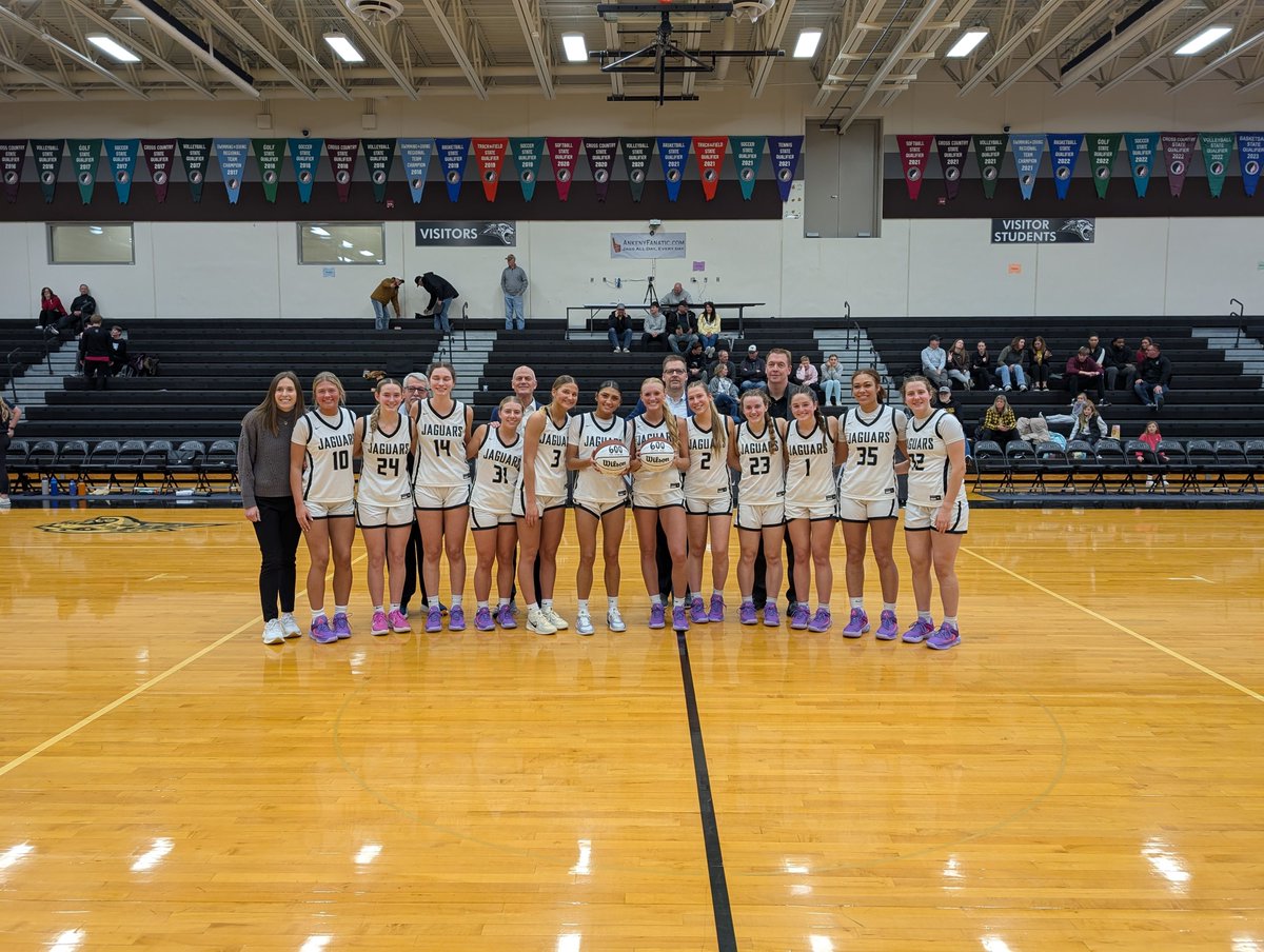 Congratulations to Jaden Pratt and Mya Crawford for eclipsing the career 600 rebound mark!

#iahsbkb  <a href="/IGHSAU/">IGHSAU</a>