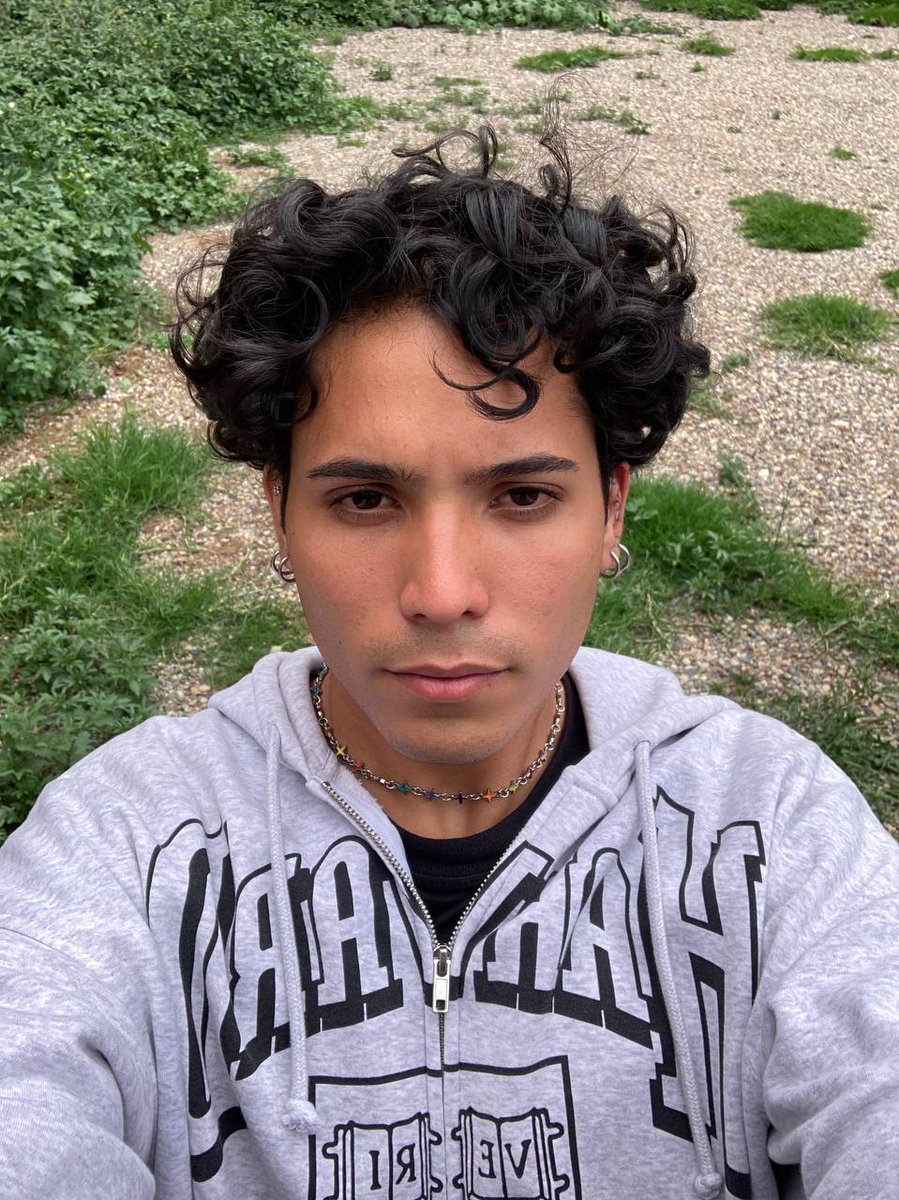 A veces solo estoy a un segundo de cometer suicidio, pero se que igual nadie se preocupara.