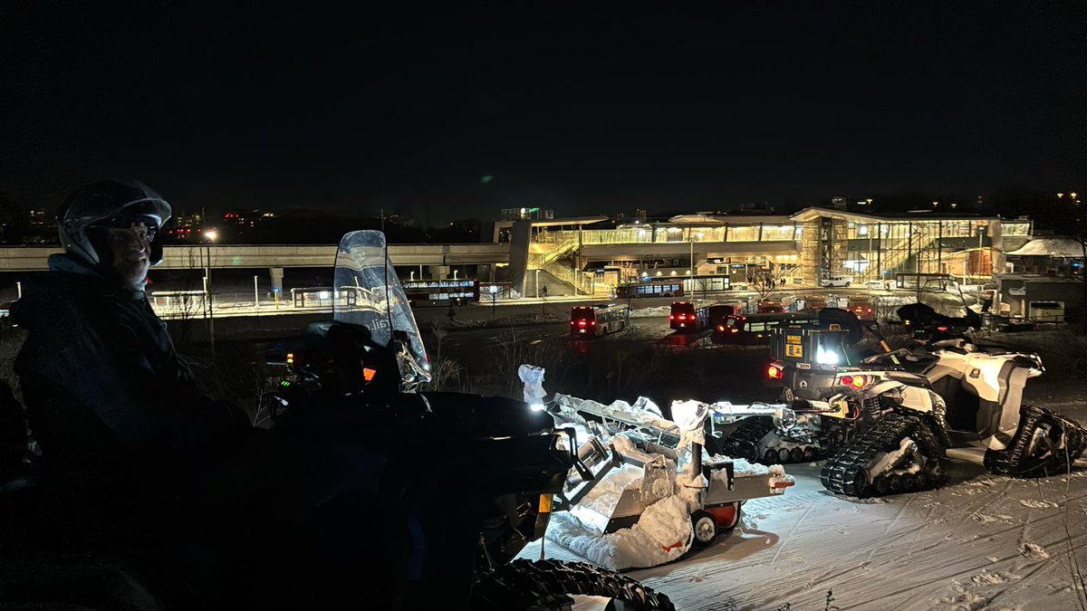 Cleaning up everything for tomorrow. A beautiful evening out. Note the proximity to Hurdman Station - it’s so easy to access the trail by public transportation! 

#rideauwintertrail #trailbyrail #ottawawinter