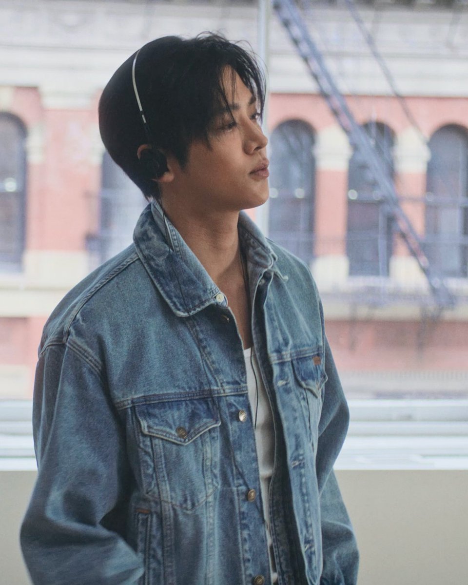 Now playing. Rowoon／ロウンが纏う、デニムを重ねたスタイル。