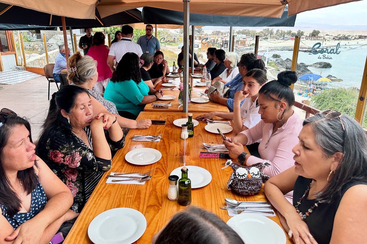 FOSIS_ATACAMA's tweet photo. 🎉🌊 Certificamos a 9 emprendedoras de la pesca artesanal en Atacama, gracias al programa “Emprendamos Junto al Mar” de FOSIS e INDESPA. 

🐟💪¡Juntas por un futuro más próspero en nuestras costas! 🌅🤝 

#EmprendamosJuntoAlMar #FOSISAtacama #INDESPA #MujeresEmprendedoras #Pesca https://t.co/KcsFO0Kh2v
