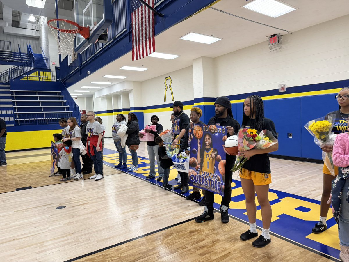 TulsaWillRogers's tweet photo. Winter Athletics Senior Night! 😁🙌

#ropernations #willrogers #classof2025 https://t.co/VNkGlShhpq