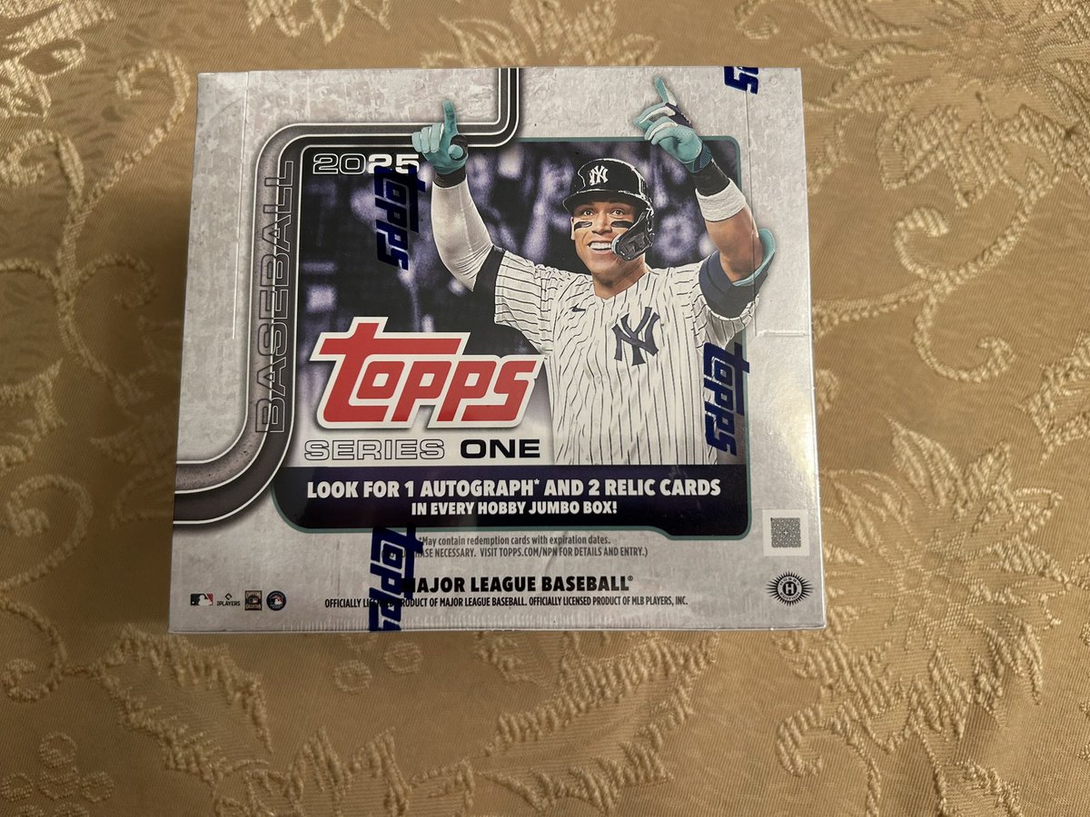 phillycollect's tweet photo. @Topps @MikeTrout Awesome pull! Can’t wait to open my jumbo hobby tonight. Wonder what veteran middle reliever auto I’ll get. 🤔 https://t.co/131gogPK2K