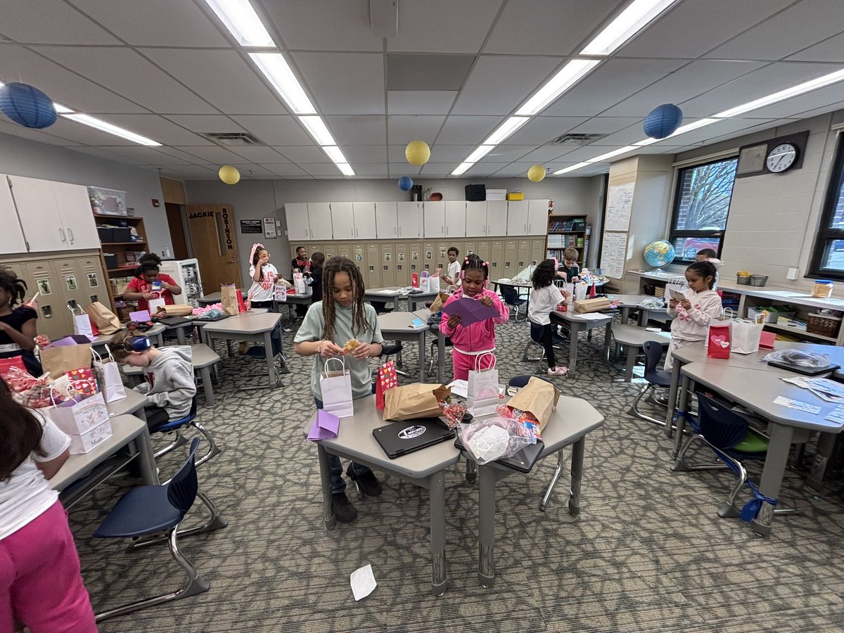 MaryCastleElem's tweet photo. 💌 Valentine’s Day Fun in Room 204❗️

Mrs. Perdue’s class had a blast for their classroom party! #FocusOnFUN https://t.co/JD0xuso7Gk