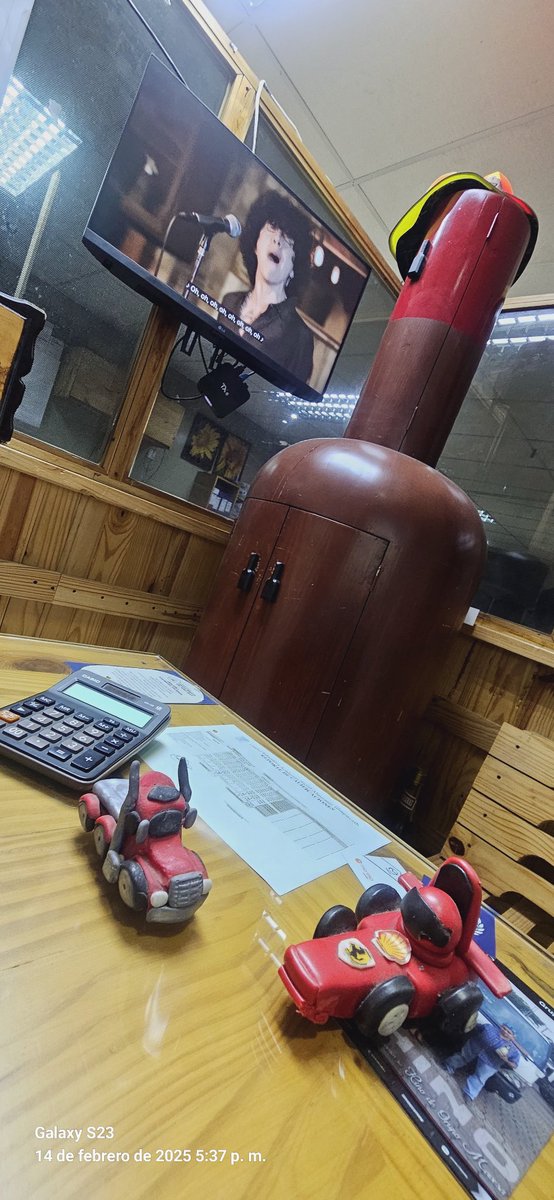 Música,  freightliner, ferrari vino y algo más.