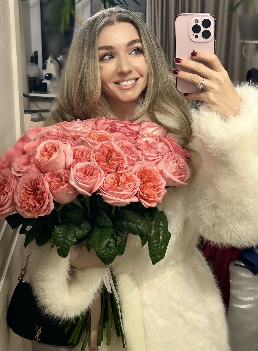 Живу в шкуре бежевой бабы, но все еще помню свои 14 лет и  первый слэш фф nc-17 (на печатных листиках), грызню на Совке за скидочный хард BarraCuda, успешное караоке-выступление на аниме-фесте в Хмельницком. Но кое-что не меняется - вот 14.02,например, праздную в 30й раз, охуеть)