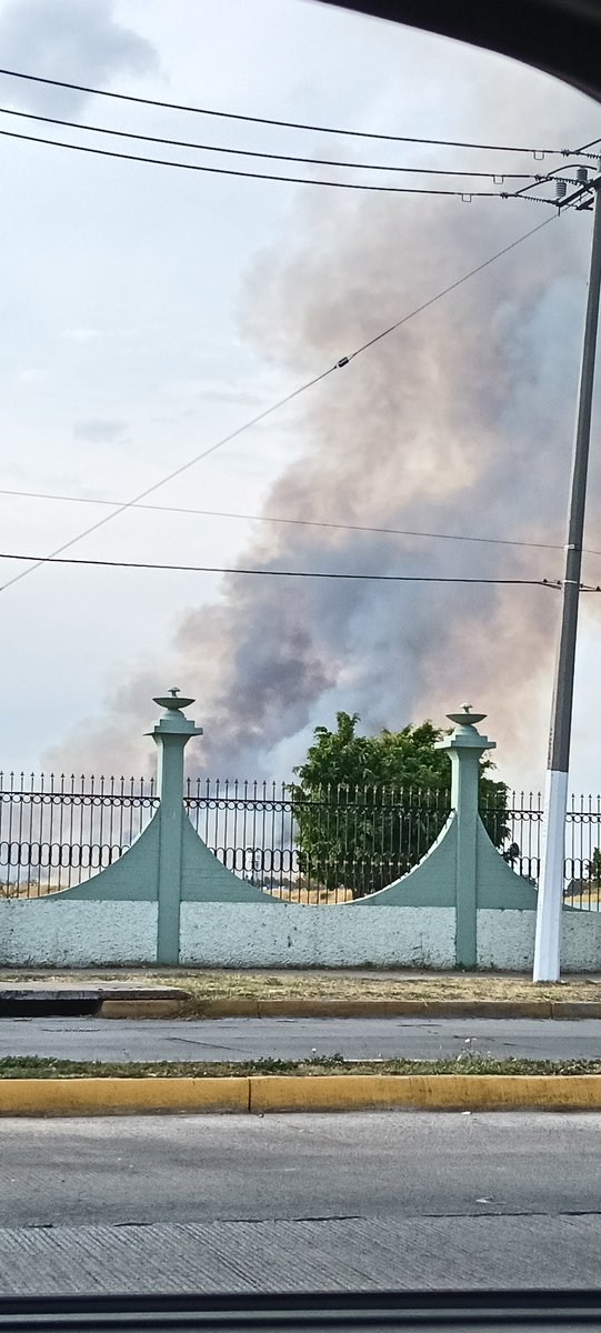 216luis's tweet photo. @UMPCyBZ @PoliciaZapopan Vista de gran columna de humo av aviación, Zapopan a la altura de base aérea https://t.co/8kDk1Q2g5i