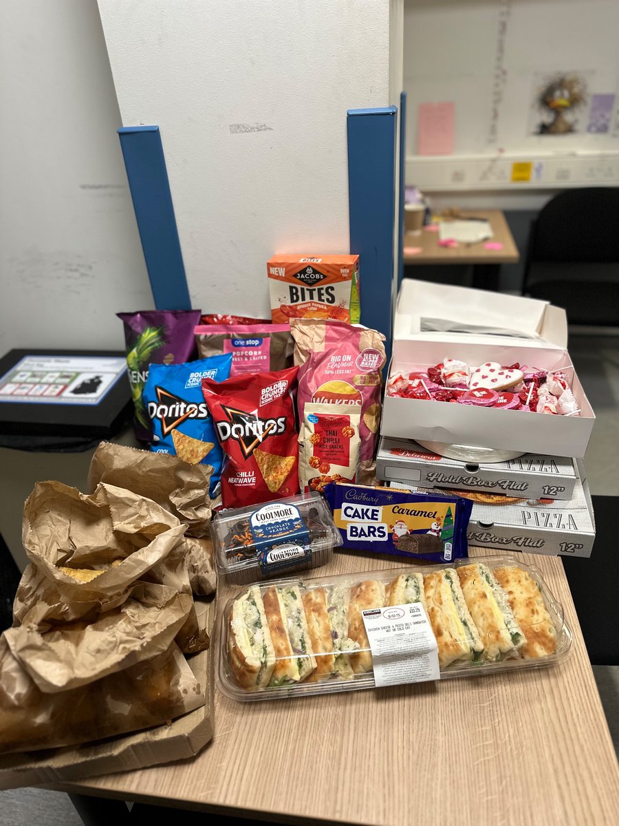 FractureClinic2's tweet photo. At the Fracture Clinic, food is the way to our hearts this Valentine’s Day! ❤️🩷🍕🍽️🍬 #teamnuh #ValentinesDay https://t.co/b8f9dkzjyt