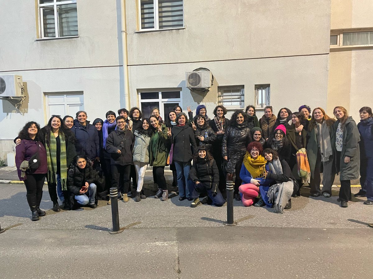 KBGuclu's tweet image. 14 Şubat eylemimizde gözaltına alınan arkadaşlarımızın hepsi serbest. 

Hayatlarımızı savunmaktan, haklarımızdan; eşit ve özgür yaşadığımız bir dünya için mücadele etmekten vazgeçmeyecegiz.