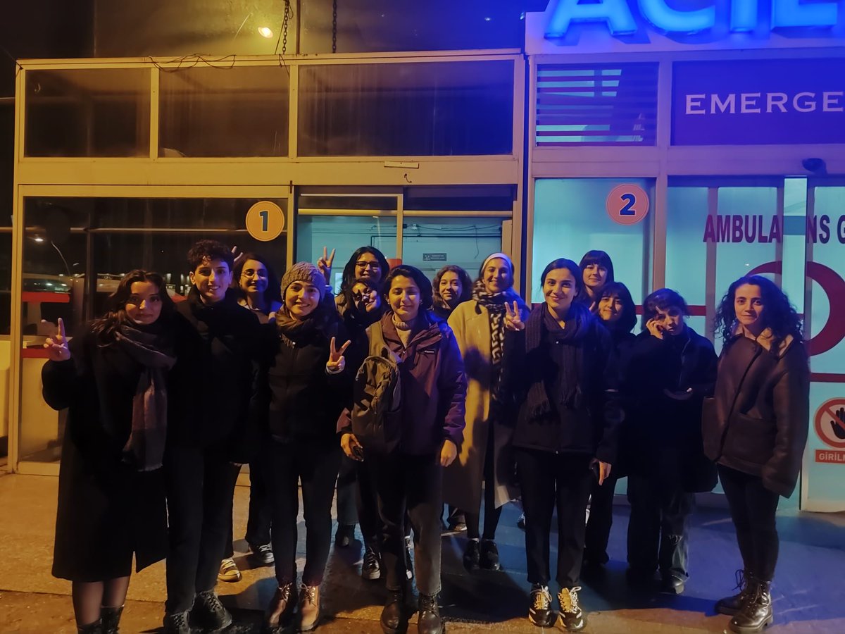 KBGuclu's tweet image. 14 Şubat eylemimizde gözaltına alınan arkadaşlarımızın hepsi serbest. 

Hayatlarımızı savunmaktan, haklarımızdan; eşit ve özgür yaşadığımız bir dünya için mücadele etmekten vazgeçmeyecegiz.