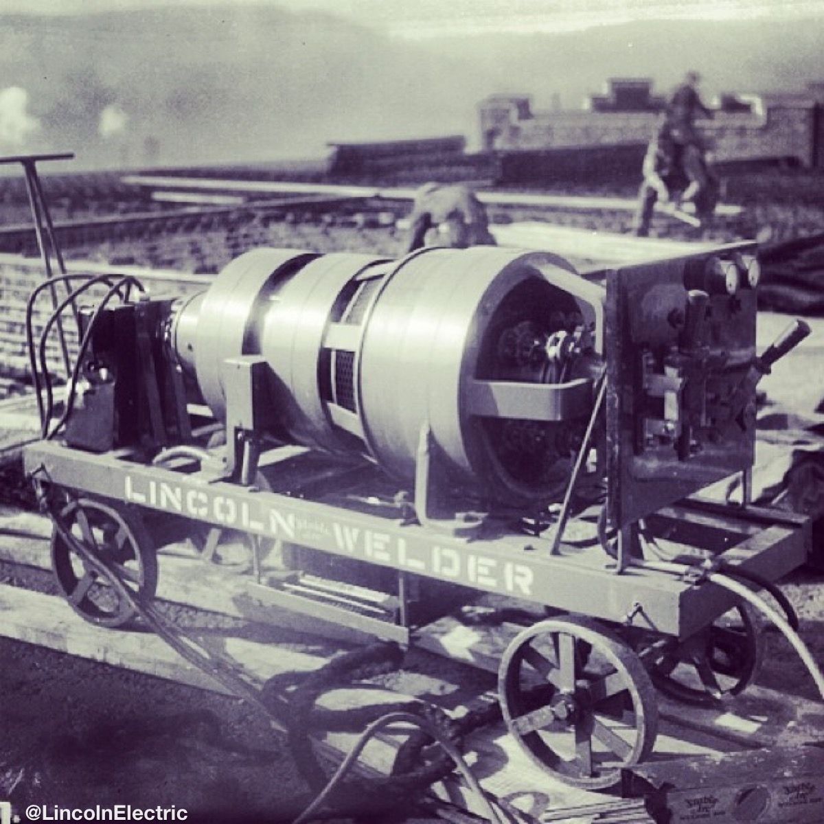 LincolnElectric's tweet image. Flashback Friday® - A Lincoln Stable Arc Welder at the R.R. Kitchen Co. in Wheeling, WV, in November 1928. 

#FlashbackFriday #WeldRed #WeldRedNation