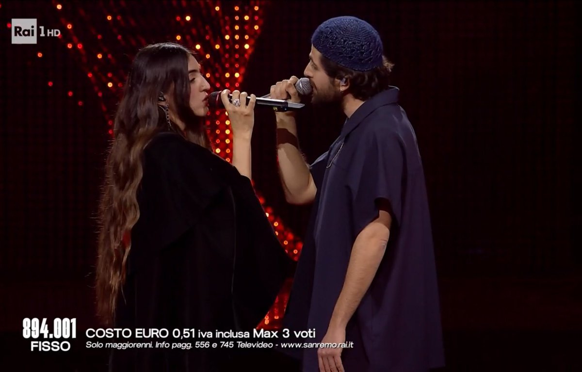 llyfrausandrain's tweet photo. stiamo interrompendo qualcosa? #sanremo2025 https://t.co/bGbfXWKPSx