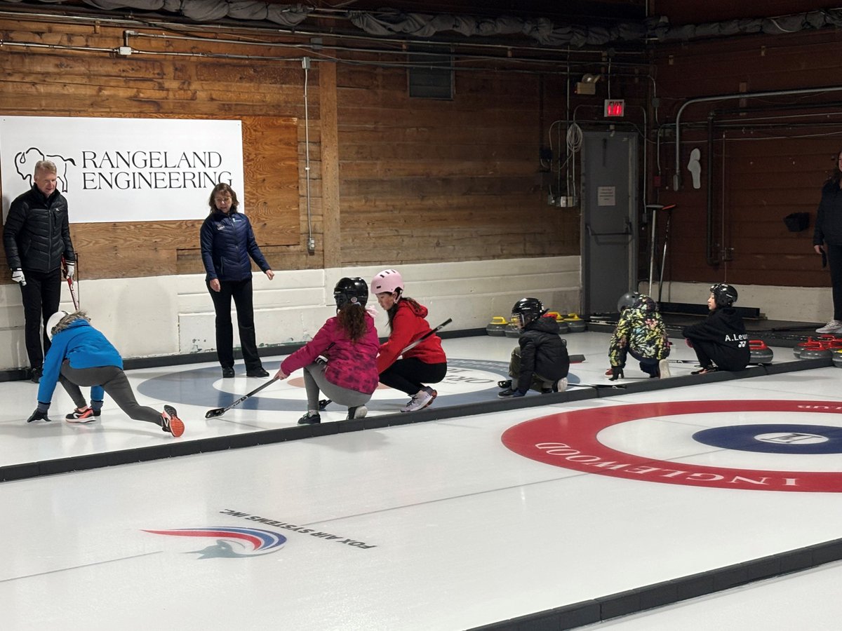 Golf_Inglewood's tweet image. &apos;All Sport One City&apos; curling program is at Inglewood today....they are learning curling for the first time! They are being taught by some incredible Inglewood curling volunteers!!!

#learntocurl #trycurling #allsportoncity #yyc #yyccurling #Inglewoodgcc