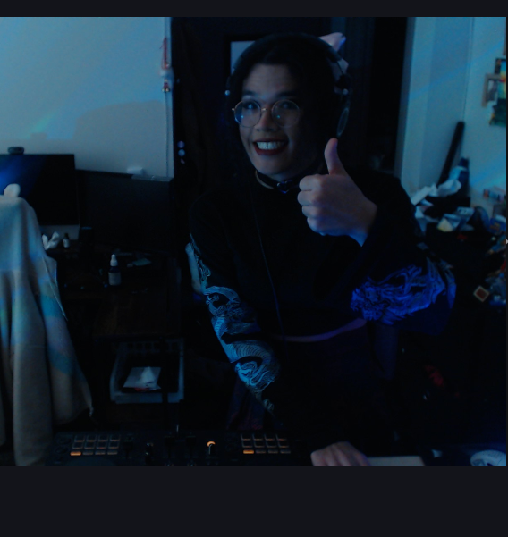 hey im live on cam twitch.tv/lolalopdj