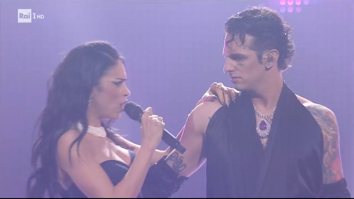 v1taparano1a's tweet image. MA CHE VI SIETE IMPAZZITI #sanremo2025