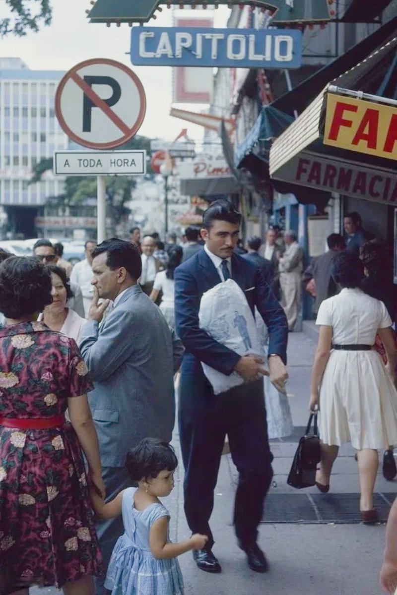 Aesthetic_VZLA's tweet image. Un hombre se apresura a una cita en Caracas, 1962.