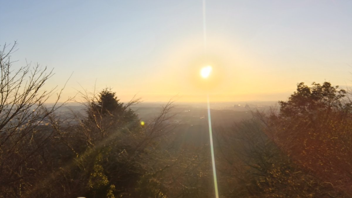 Takao_Tozan's tweet photo. おはようございます。  
午前９時現在、高尾山麓、ケーブルカー清滝駅、高尾山駅の天気は「晴」、気温は「０度」です。  
ケーブルカーは、通常通り運行しています。  
リフトにつきましては、設備点検工事のため終日運休させていただきます。  
#高尾山 #ケーブルカー #リフト https://t.co/0VJd0YeGsi