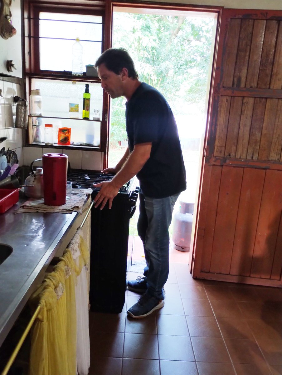 Visitando el albergue estudiantil de nuestros estudiantes en Posadas. Renovamos la cocina y sillas. Continuaremos con más arreglos que mejorarán la calidad de vida de los jóvenes. 📚📖🎒✍🏻