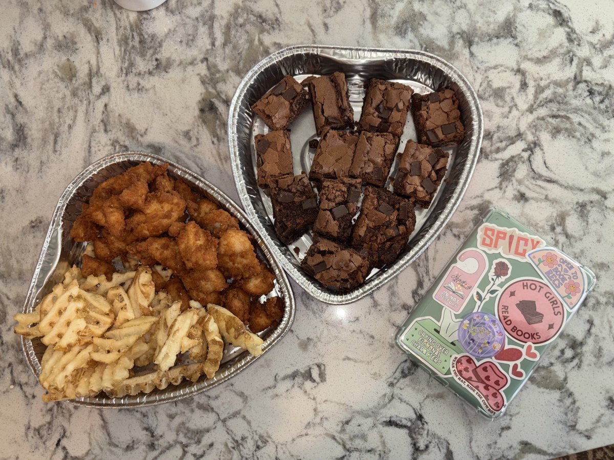 What I’m reading + what I’m eating ❤️

#booktwt