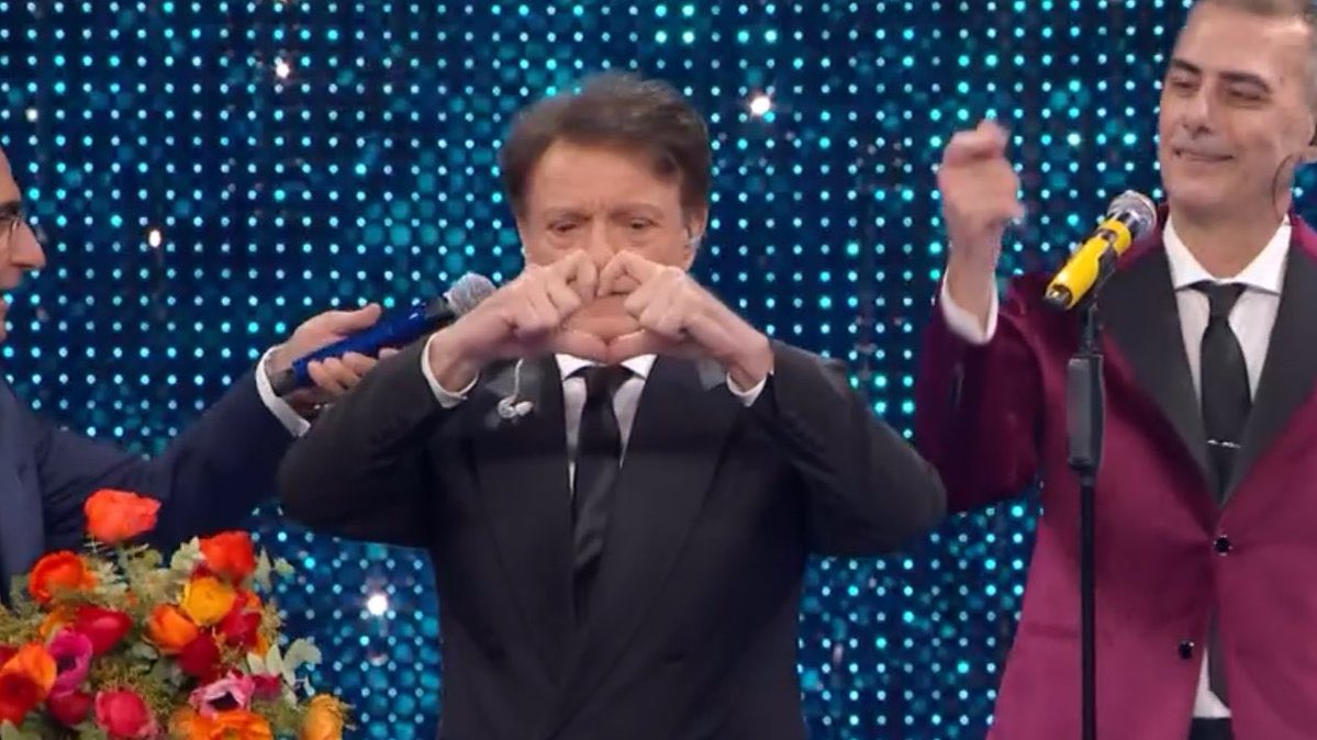 juanito92x's tweet image. Massimo Ranieri, anni 73, fa il segno del cuore per il fantasaremo ma non sa che il bonus era ieri 

CUCCIOLO DI KOALA