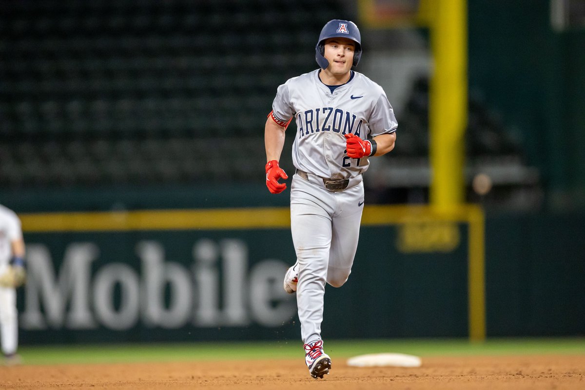 DET_Guru_Kurt's tweet image. Sitting at #82 in the 2025 MLB Draft Rankings, @masonwhite24 of @ArizonaBaseball, rounds the bases after his 1st HR of the 2025 campaign.

An effortless blast to right, @Prospects1500!

📸: @DreamToBeIconic