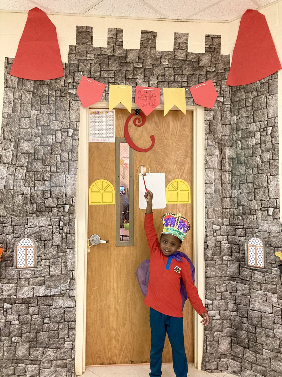 JESEAGLES's tweet photo. It was a fun and busy week in KINDERGARTEN! We wrapped up our KINGS &amp; QUEENS unit and we CELEBRATED 1️⃣0️⃣0️⃣ days of learning! Enjoy the smiles!🩵🤍💙 https://t.co/xDKrxE3zxI