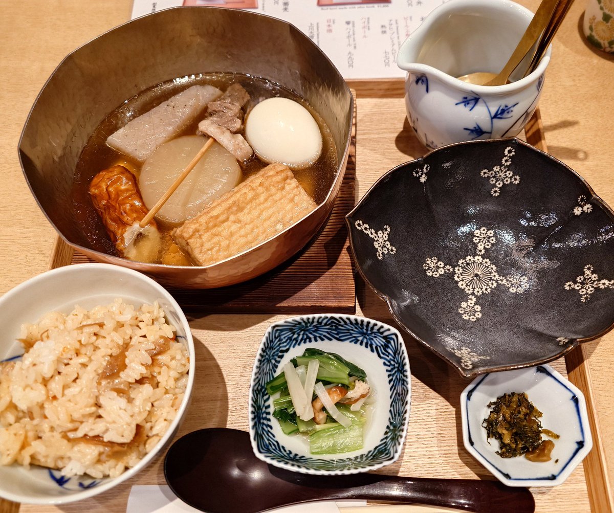 miyou_asaoka's tweet photo. ランチは茅乃舎さんで「だし御膳おでん」お出汁が美味しくて絶品!!
Paul & Joe と思いきや
中身は私の大好きな #Lindt さんのチョコレート💓
と
コンパクトで収納力抜群の #NANOPLUS さんのエコバッグ♪頂きました
本当にご馳走さまでした & ありがとうございました。 Valentine day.2025 https://t.co/uI7XZXBmaX