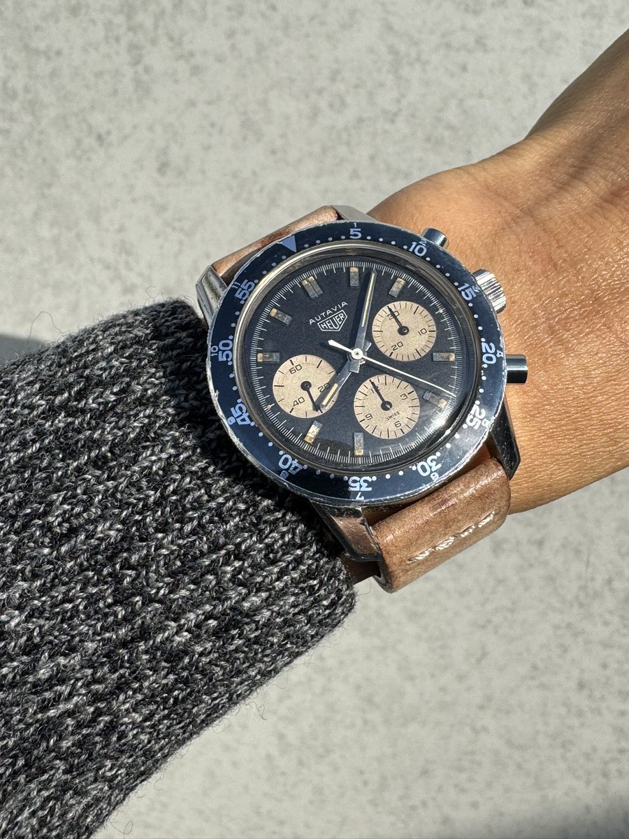 xsO3OrwmhjDFlXJ's tweet image. おはようございます🌤️

寒くて乾燥していますね🍂❄️

古〜いクロノグラフを着けるには最適の気候です✨

#heuerautavia #heuer #heuerchronograph  #valjoux72