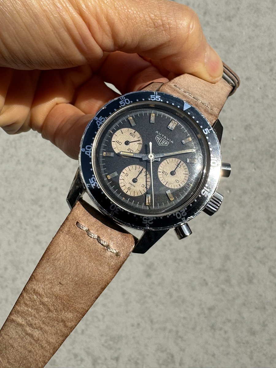 xsO3OrwmhjDFlXJ's tweet image. おはようございます🌤️

寒くて乾燥していますね🍂❄️

古〜いクロノグラフを着けるには最適の気候です✨

#heuerautavia #heuer #heuerchronograph  #valjoux72