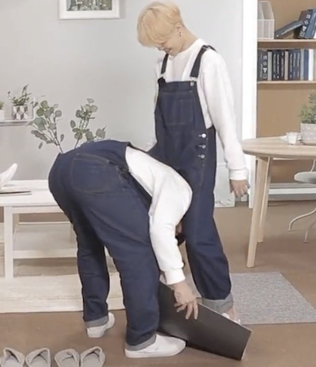 taeskyblue's tweet photo. jimin deixando os pensamentos intrusivos falarem mais alto; a thread https://t.co/A2VpbyJeSD