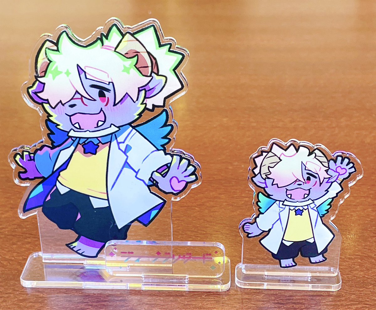 mao_DBmiyuki's tweet photo. C賞のミニアクスタ魔王は名刺カードサイズでもっと小ぶりな印象かと思いきや、意外と大きさがあって卓上やお出かけに持ち運ぶのにオススメなのである✨

記念グッズとして頒布される7周年記念アクスタ魔王はポストカードサイズなので大きさ比��すると3枚目の写真くらいになるのである https://t.co/VItoiFyZhJ