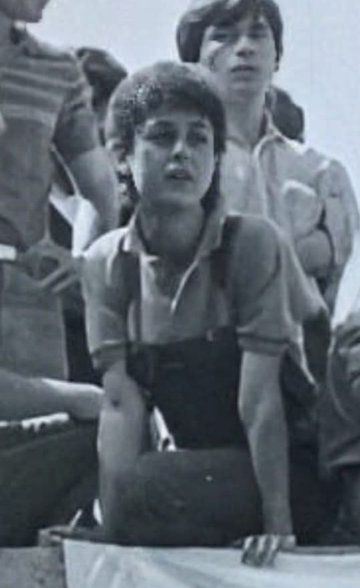 RamonCuellarM's tweet image. Esta muchacha, en el techo de un pasillo de CU, con la mirada en la multitud que defendía el derecho a la educación pública gratuita, que creía en la lucha social, no sabía que 40 años después seguiría luchando como presidenta de México por la defensa de la soberanía de su patria